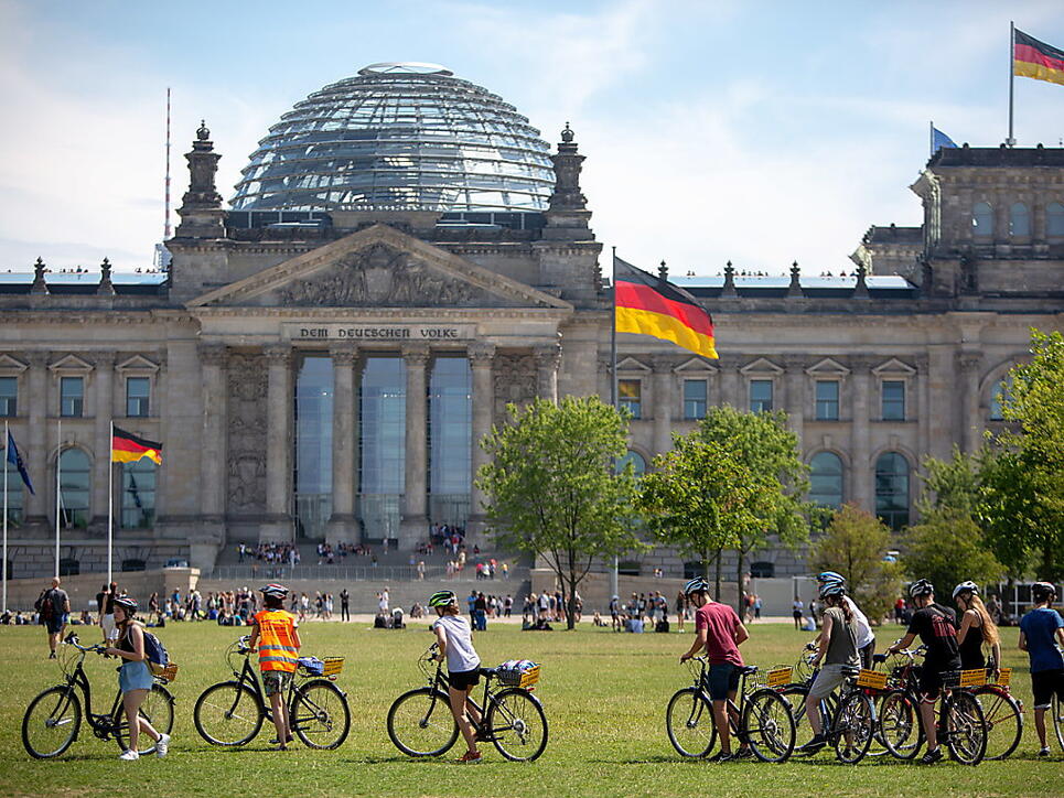 Die Grünen legen in der Wählergunst in Deutschland zu und holen ein gutes Stück zur SPD auf. (Archivbild Reichstag)