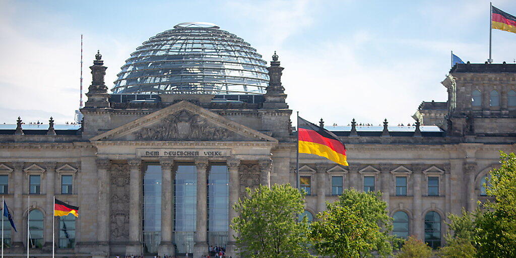 Die Grünen legen in der Wählergunst in Deutschland zu und holen ein gutes Stück zur SPD auf. (Archivbild Reichstag)