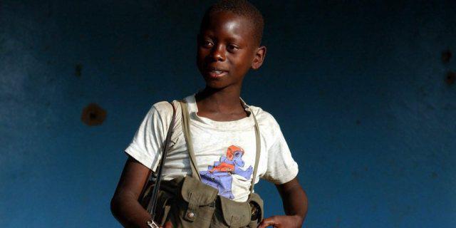 Ein Kindersoldat in der Demokratischen Republik Kongo (Archivbild) Ein Kindersoldat in der Demokratischen Republik Kongo (Archivbild)
