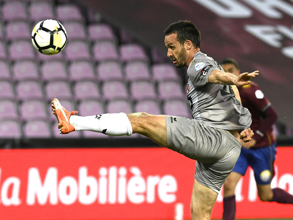 Raphaël Nuzzolo mit akrobatischer Einlage in Genf