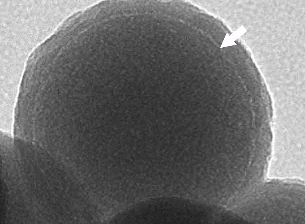 Ein Glaskügelchen von 160 Nanometern Durchmesser unter dem Mikroskop. In der hellen dünnen Schicht (Pfeil) liegen die DNA-Moleküle, welche die Audioinformation speichern. Ein Glaskügelchen von 160 Nanometern Durchmesser unter dem Mikroskop. In der hellen dünnen Schicht (Pfeil) liegen die DNA-Moleküle, welche die Audioinformation speichern.