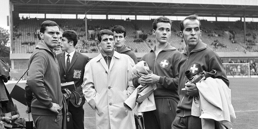 Spieler der Schweizer Nationalmannschaft und Funktionäre, Rene Brodmann (rechts) Koebi Kuhn (2. v.r.), Rene-Pierre Quentin (3.v.r.), Ely Tacchella, Mitte, und Torhüter Leo Eichmann (links) vor dem WM-Spiel Schweiz - Argentinien 1966 in England