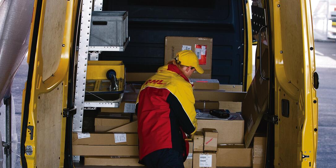 DHL, POST, POSTWESEN, PAKETSERVICE, PAKETDIENST, PAKETPOST, TRANSPORT, ZUSTELLUNG, KURIERDIENST, PAKETZUSTELLER, PAKETZUSTELLUNG, EXPRESSPOST, PAKET, MANN, ANGESTELLTER, LIEFERWAGEN,