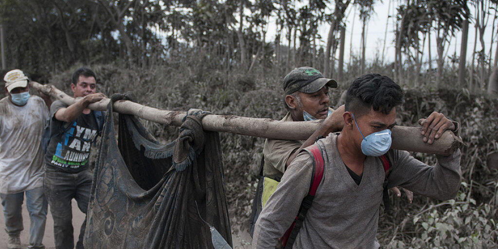 Helfer bergen ein Opfer des verheerenden Vulkanausbruchs in Guatemala.