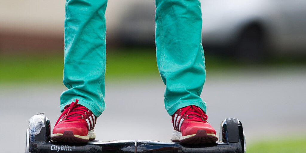 Mit einem Hoverboard unterwegs auf einer Strasse - die BFU warnt davor, Hoverboards und ähnliche Geräte im Strassenverkehr zu nutzen. (Archivbild)