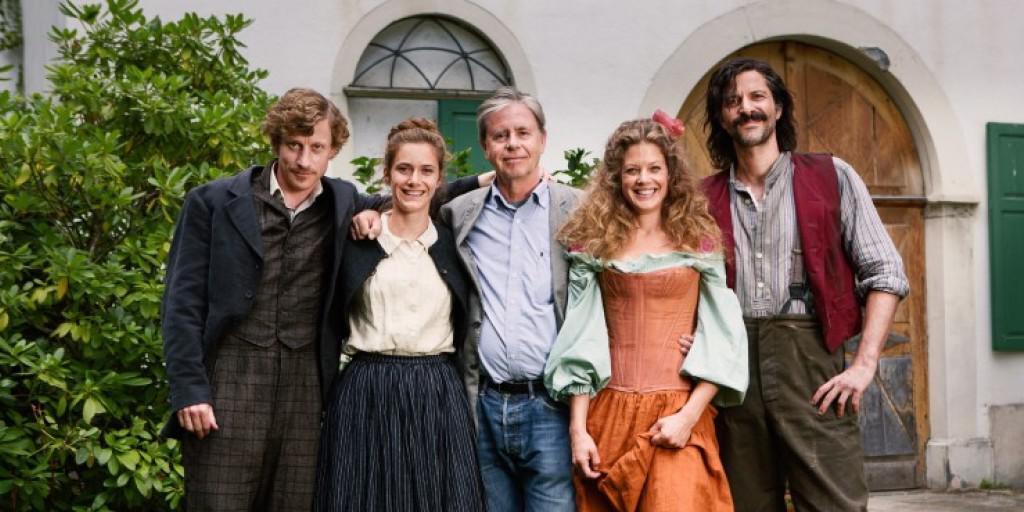V.l.: Maxim Mehmet als Max, Miriam Stein als Anna, Regisseur Urs Egger, Marie Bäumer als Lina und Pasquale Aleardi als Tommaso (Bild SRF/Marcus Gyger)