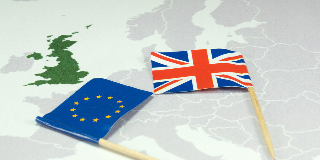 Englische Nationalflagge und eine EU-Flagge
