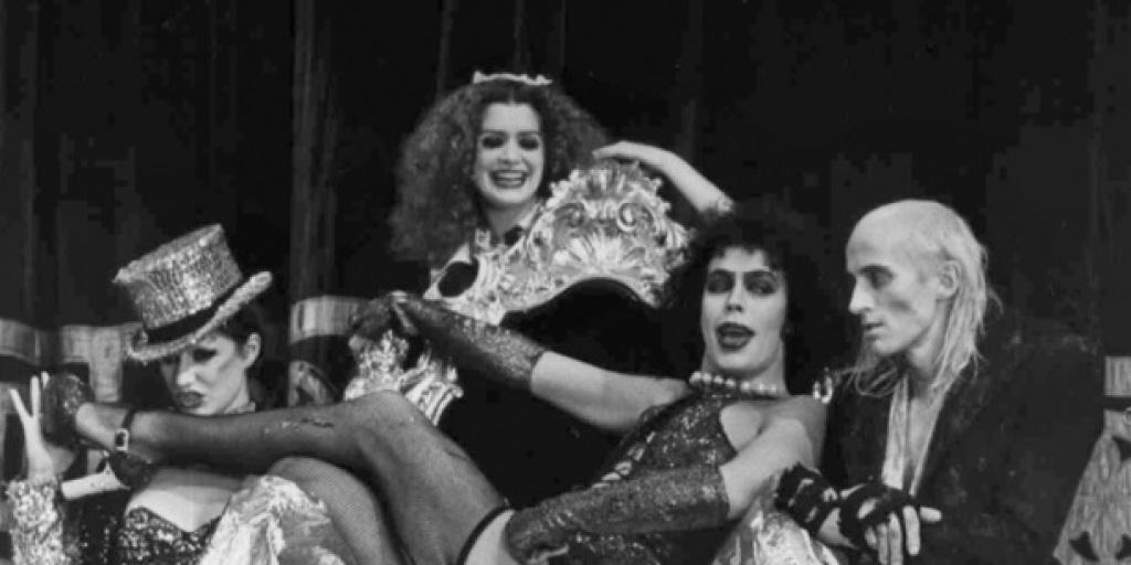 Tim Curry - im Sessel - vor fast 40 Jahren im Film "The Rocky Horror Picture Show". Heute wird der Schauspieler 70. (Archivbild)