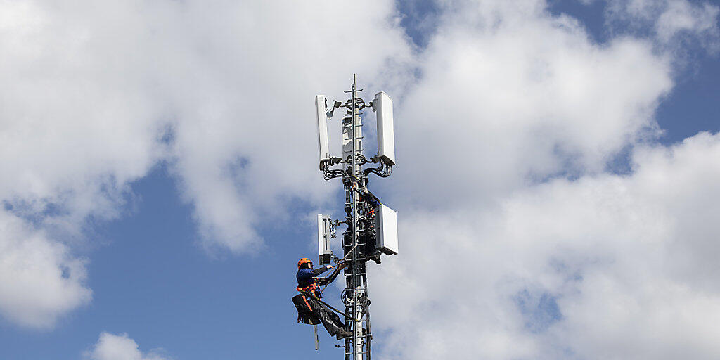 Sollen in gewissen Kantonen nicht aufsteigen dürfen: Swisscom-Monteure beim Installieren einer 5G-Antenne in Bern. (Archivbild)