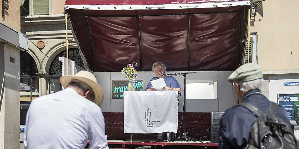 Reto Müller liest auf einer Aussenbühne während einer Vorlesung bei den Solothurner Literaturtagen, am Sonntag, 2. Juni 2019, in Solothurn.