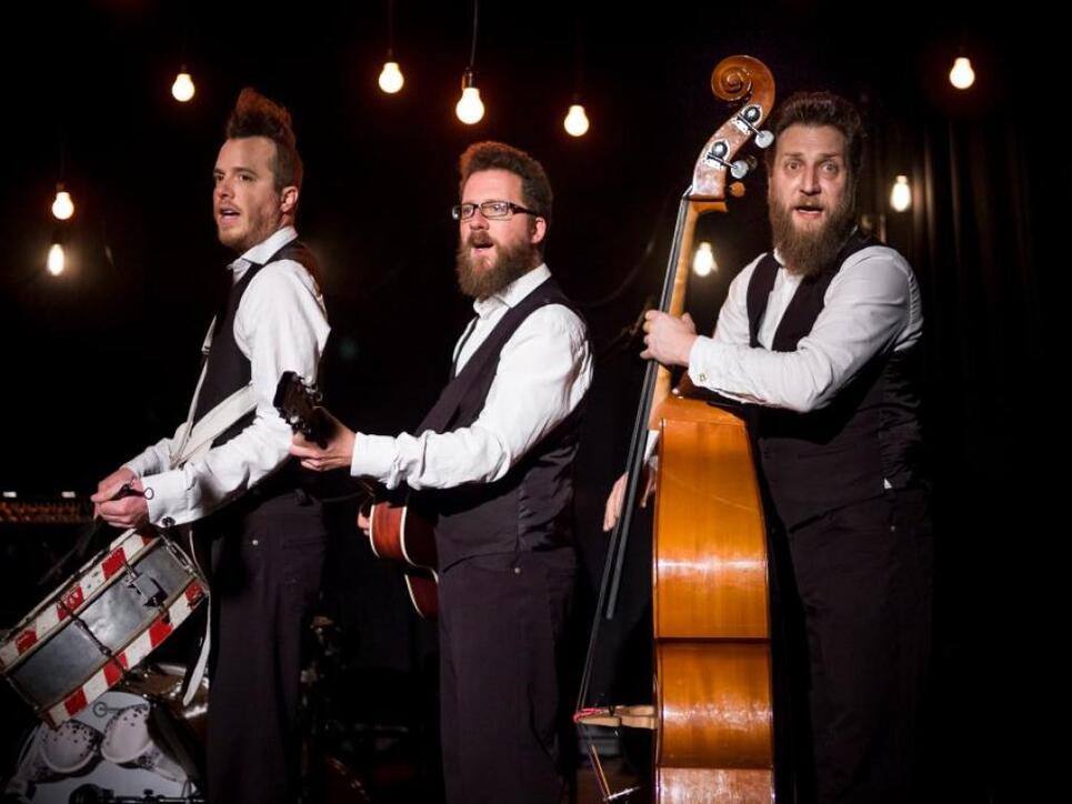 Raphaël Pedroli, Lionel Aebischer und Frédéric Erard (von links) sind Les Petits Chanteurs à la Gueule de Bois. Das Bundesamt für Kultur zeichnet das Neuenburger Trio mit dem Schweizer Kleinkunstpreis 2018 aus. (Pressebild)