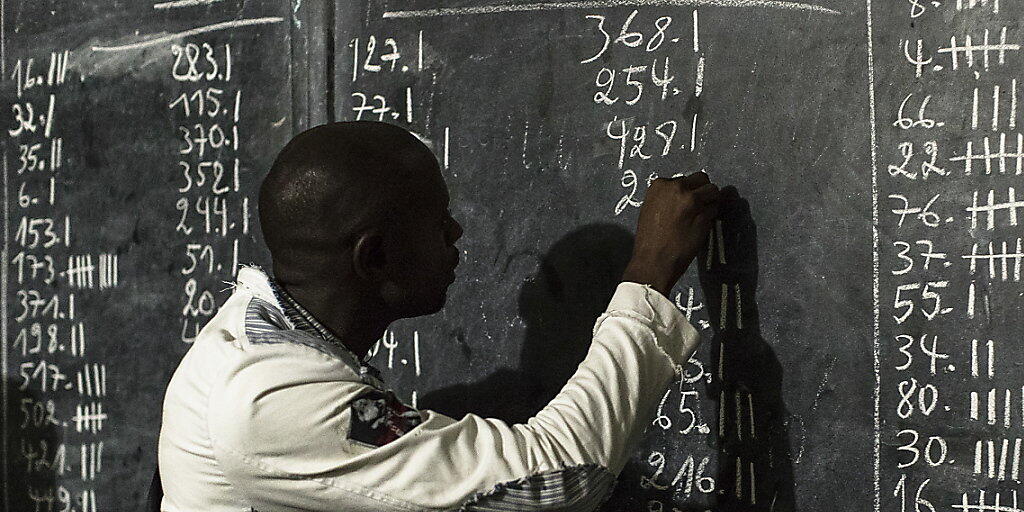 Ein Wahlmitarbeiter bei der Stimmenauswertung in einem Urnenlokal in Kinshasa. (Archivbild) Ein Wahlmitarbeiter bei der Stimmenauswertung in einem Urnenlokal in Kinshasa. (Archivbild)