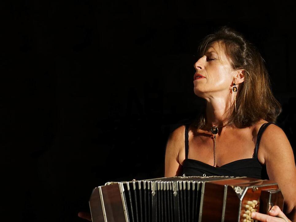 Die Bandoneonspielerin Helena Rüegg hat sich im August 2017 am Altdorfer Festival "Alpentöne" in Szene gesetzt.