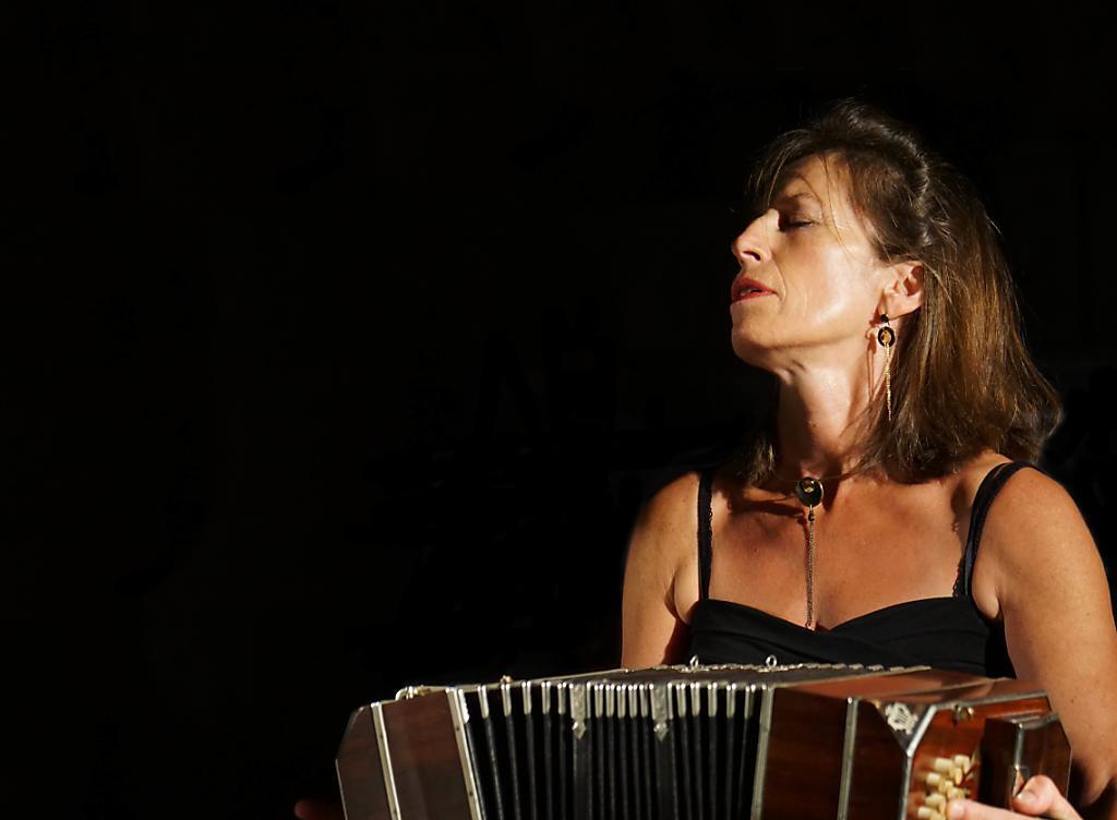 Die Bandoneonspielerin Helena Rüegg hat sich im August 2017 am Altdorfer Festival "Alpentöne" in Szene gesetzt. Die Bandoneonspielerin Helena Rüegg hat sich im August 2017 am Altdorfer Festival "Alpentöne" in Szene gesetzt.