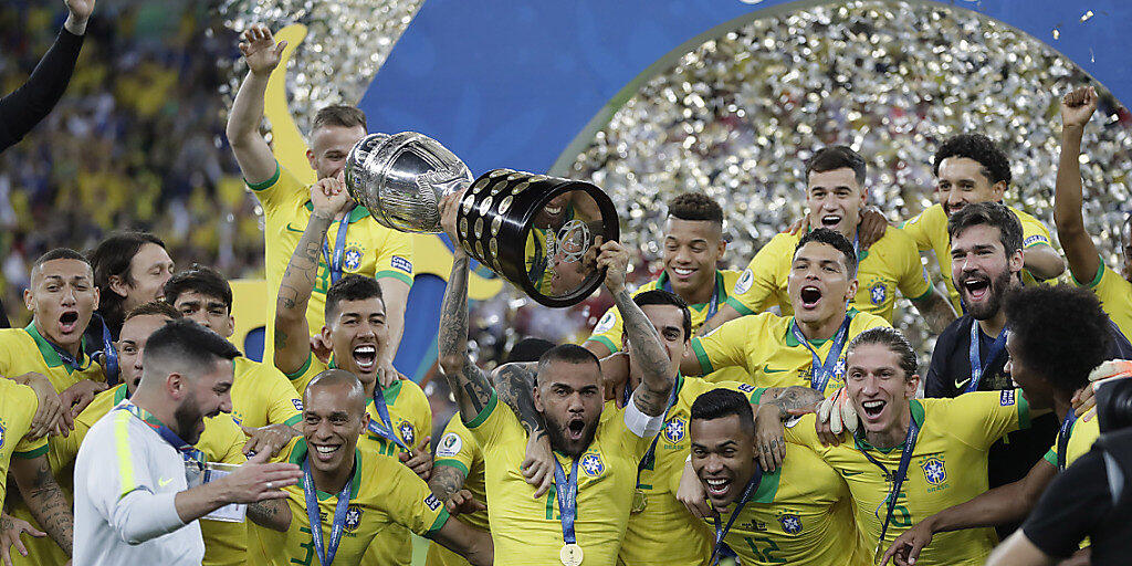 Die Brasilianer mit Captain Dani Alves feiern das Ende der zwölfjährigen Titel-Durstrecke