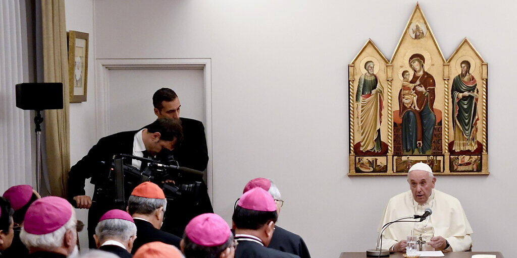 Papst Franziskus will in Hiroshima und Nagasaki für atomare Abrüstung plädieren. Das sagte der Pontifex bei einer Ansprache vor japanischen Bischöfen nach seiner Ankunft am Samstag in Tokio.
