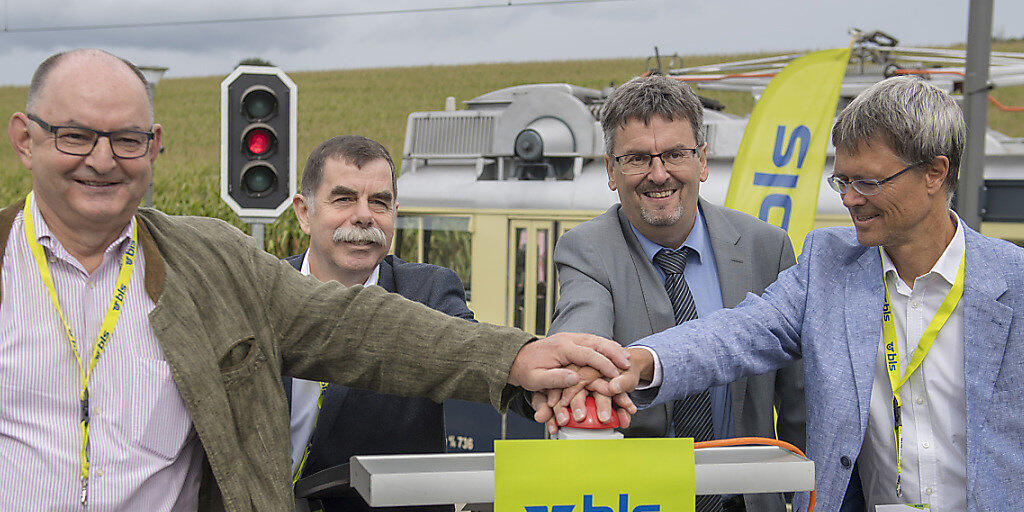 Sie stellten das Signal auf Grün (v.l.): Rudolf Stämpfli (BLS), René Maire (Gemeinde Mühleberg), Peter Füglistaler (Bundesamt für Verkehr), Christan Aebi (Kanton Bern).