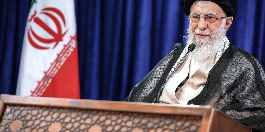 HANDOUT - Ajatollah Ali Chamenei, oberster Führer des Iran, hält eine Rede anlässlich des muslimischen Feiertags Eid al-Adha, der auch als «Opferfest» bekannt ist. Foto: -/Iranian Supreme Leader's Office/dpa - ACHTUNG: Nur zur redaktionellen Verwendung und nur mit vollständiger Nennung des vorstehenden Credits