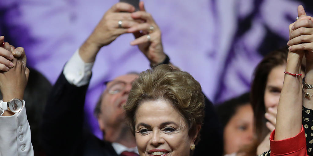 Ihr droht heute die vorübergehende Absetzung: Brasiliens Präsidentin Dilma Rousseff. Der Senat berät aber 14 Uhr mitteleuropäischer Zeit. Ihr droht heute die vorübergehende Absetzung: Brasiliens Präsidentin Dilma Rousseff. Der Senat berät aber 14 Uhr mitteleuropäischer Zeit.