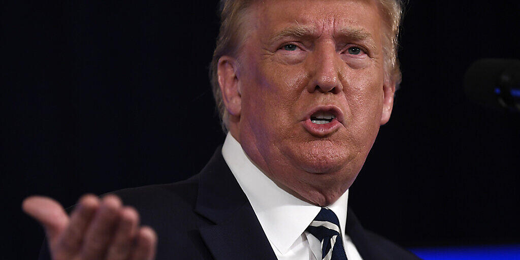 Donald Trump, Präsident der USA, spricht im Trump National Golf Club Bedminster. Foto: Susan Walsh/AP/dpa