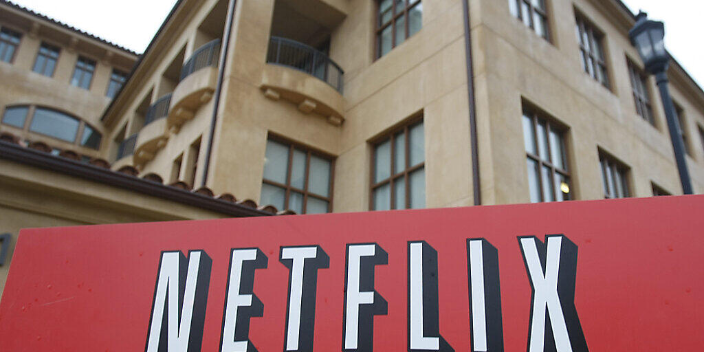 Der Aufruf, wegen des Coronavirus zu Hause zu bleiben, hat dem US-Konzern Netflix zahlreiche neue Kunden beschert. (Archivbild)