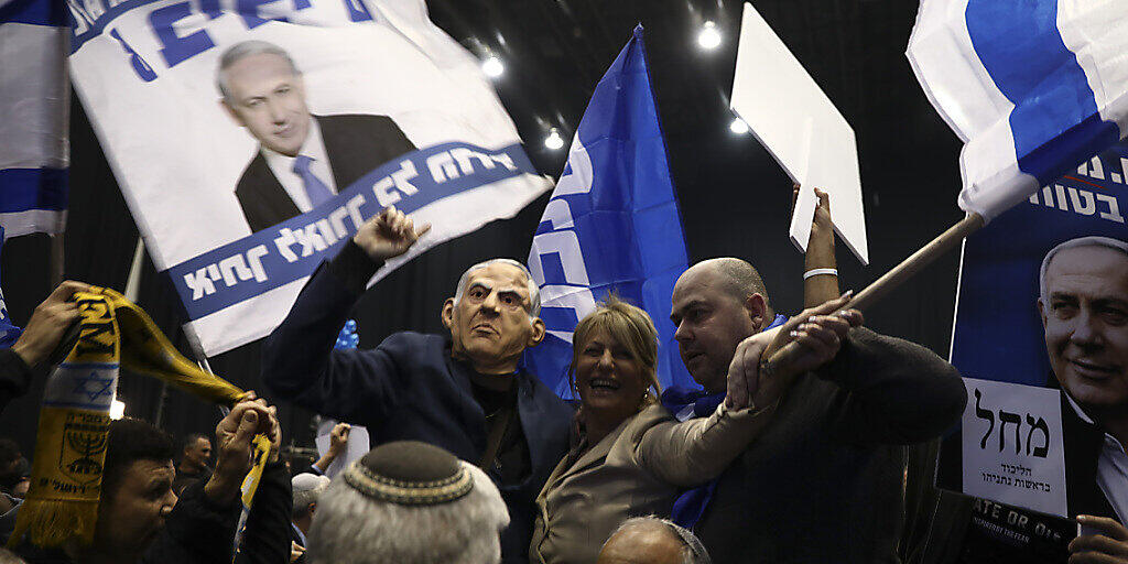 Anhänger Benjamin Netanjahus feiern den Wahlerfolg der Likud-Partei bei der Parlamentswahl in Israel. (Foto: Oded Balilty/ AP Keystone-SDA)