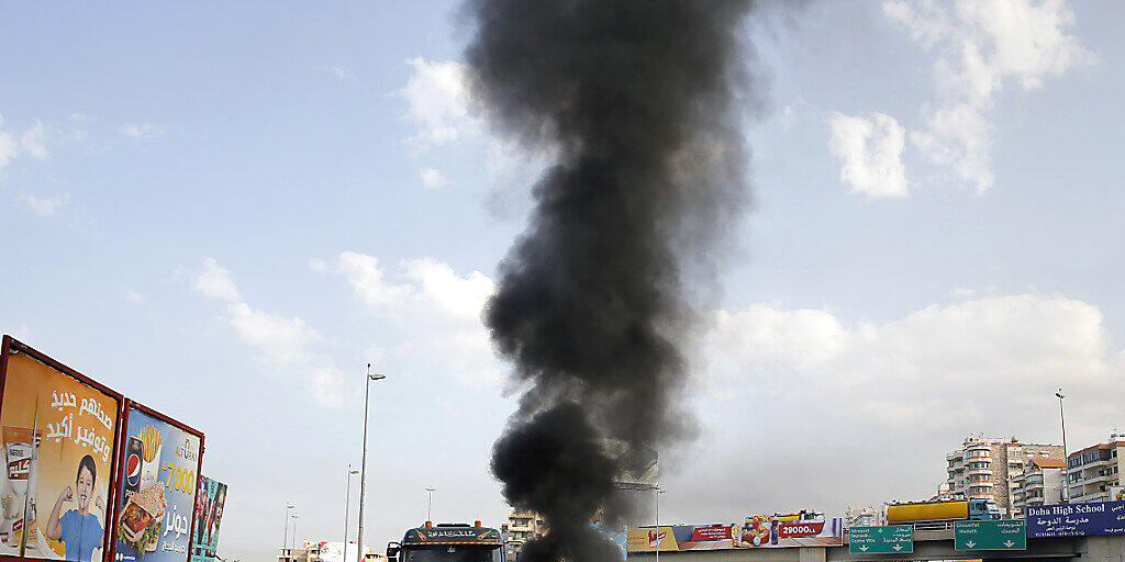 Demonstranten blockierten am Donnerstag die Autobahn südlich von Beirut mit brennenden Reifen.