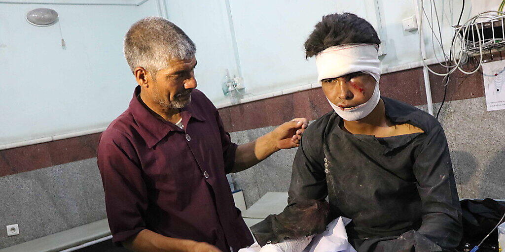 Mindestens 34 Tote und 17 Verletzte forderte am Mittwoch ein Bombenanschlag im Westen Afghanistans. Zahlreiche Verletzte wurden in einem Spital in Herat medizinisch versorgt.