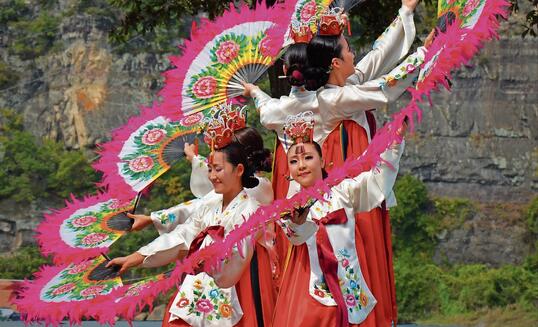 Korean fan dance called Buchaechum