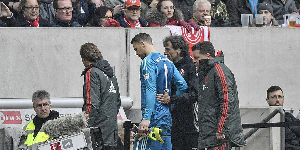 Bayerns Goalie Manuel Neuer verlässt während der Partie gegen Fortuna Düsseldorf den Platz