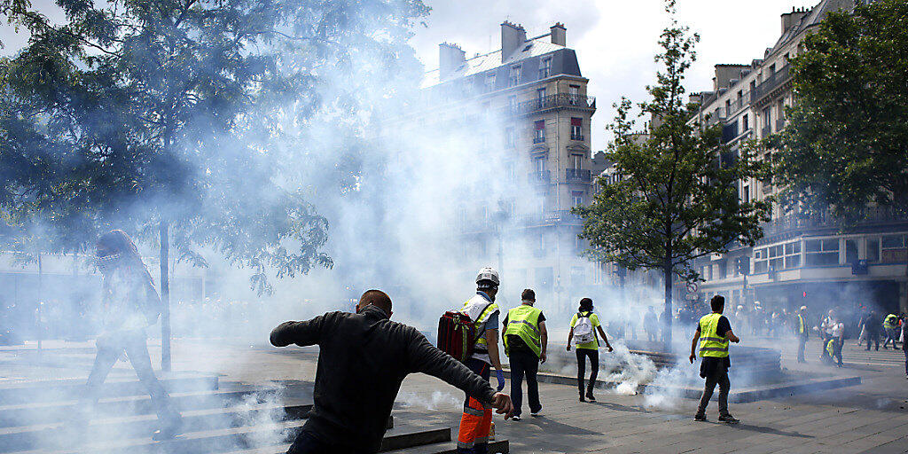 "Gelbwesten" und Sicherheitskräfte geraten auf der Pariser Place de la République aneinander.