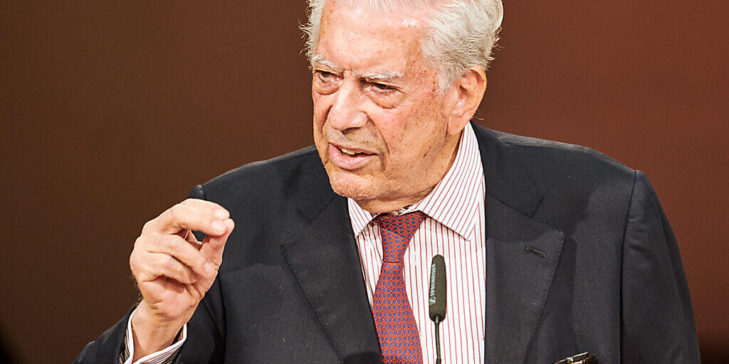 Der peruanische Schriftsteller und Literaturnobelpreisträger Mario Vargas Llosa spricht während der Eröffnung des Internationalen Literaturfestivals 2020 in Berlin. Foto: Annette Riedl/dpa
