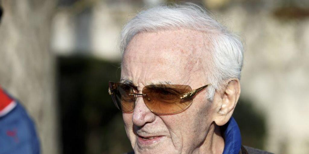 Der Wahlschweizer Charles Aznavour ist mit 94 noch recht rüstig. Der Arm, den er Mitte Mai bei einem Sturz gebrochen hat, heilt jetzt aber doch weniger gut als erhofft. Bis September kann er keine Konzerte geben. (Archivbild April 2018)