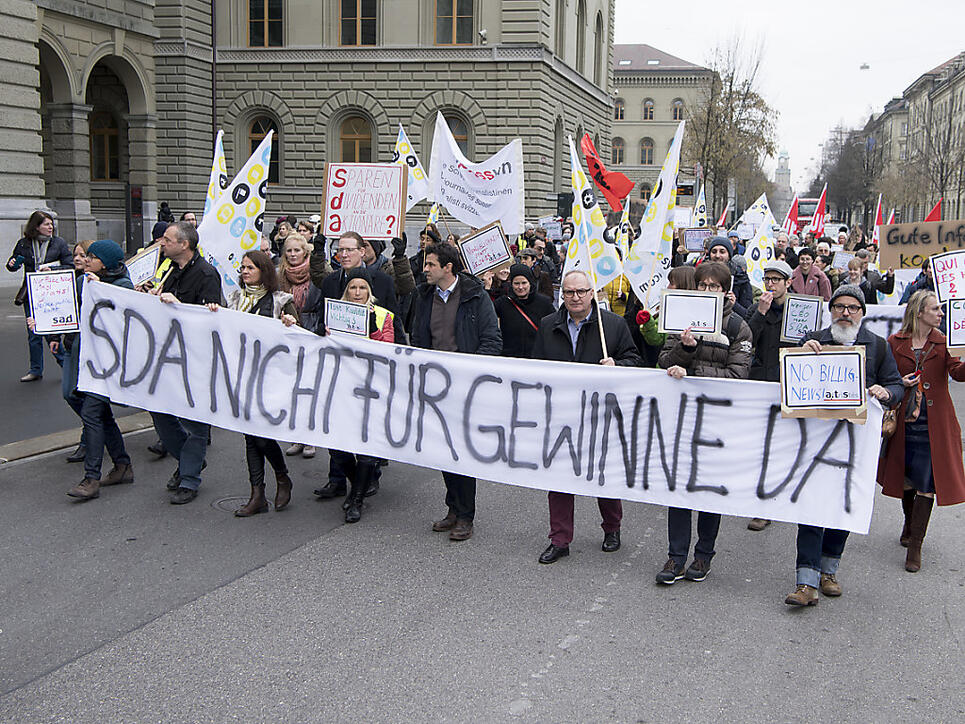 Ungewöhnliche Bilder im Januar und Februar: Journalistinnen und Journalisten der Schweizerischen Depeschenagentur SDA sowie Gewerkschaftsvertreter demonstrieren gegen den geplanten Stellenabbau. Jetzt ist der Konflikt mit einer Schlichtung beigelegt worden. (Archivbild)