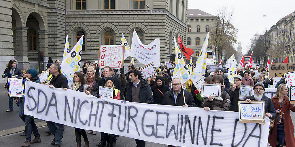 Ungewöhnliche Bilder im Januar und Februar: Journalistinnen und Journalisten der Schweizerischen Depeschenagentur SDA sowie Gewerkschaftsvertreter demonstrieren gegen den geplanten Stellenabbau. Jetzt ist der Konflikt mit einer Schlichtung beigelegt worden. (Archivbild)