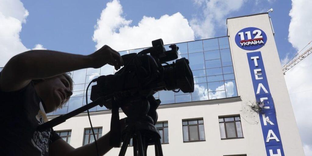 Das Gebäude des ukrainischen Fernsehsenders 112 TV Channel in Kiew nach dem Beschuss.