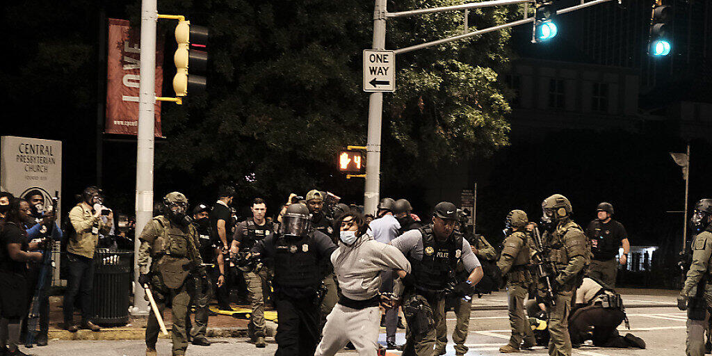 Polizisten nehmen in Atlanta einen Demonstranten fest, bei einem Protest gegen die Justizentscheidung nach dem Tod von Breonna Taylor. Foto: John Arthur Brown/ZUMA Wire/dpa Polizisten nehmen in Atlanta einen Demonstranten fest, bei einem Protest gegen die Justizentscheidung nach dem Tod von Breonna Taylor. Foto: John Arthur Brown/ZUMA Wire/dpa