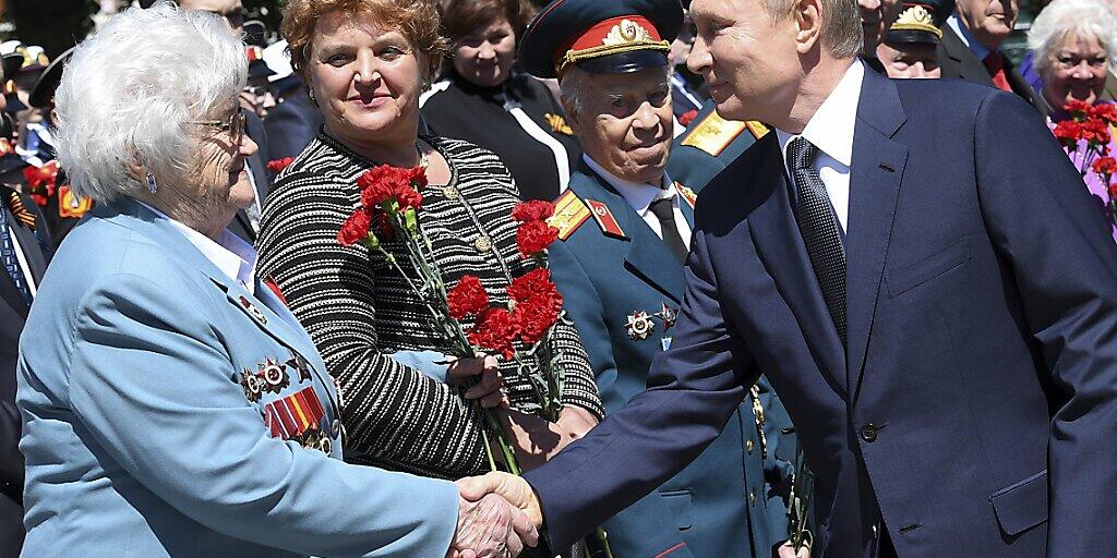 Wladimir Putin (r), Präsident von Russland, grüßt vor einer Kranzniederlegung am Grab des Unbekannten Soldaten anlässlich des 79. Jahrestags des Einmarsches der Nazis in die Sowjetunion Kriegsveteranen. Foto: Alexei Nikolsky/Pool Sputnik Kremlin/AP/dpa Wladimir Putin (r), Präsident von Russland, grüßt vor einer Kranzniederlegung am Grab des Unbekannten Soldaten anlässlich des 79. Jahrestags des Einmarsches der Nazis in die Sowjetunion Kriegsveteranen. Foto: Alexei Nikolsky/Pool Sputnik Kremlin/AP/dpa