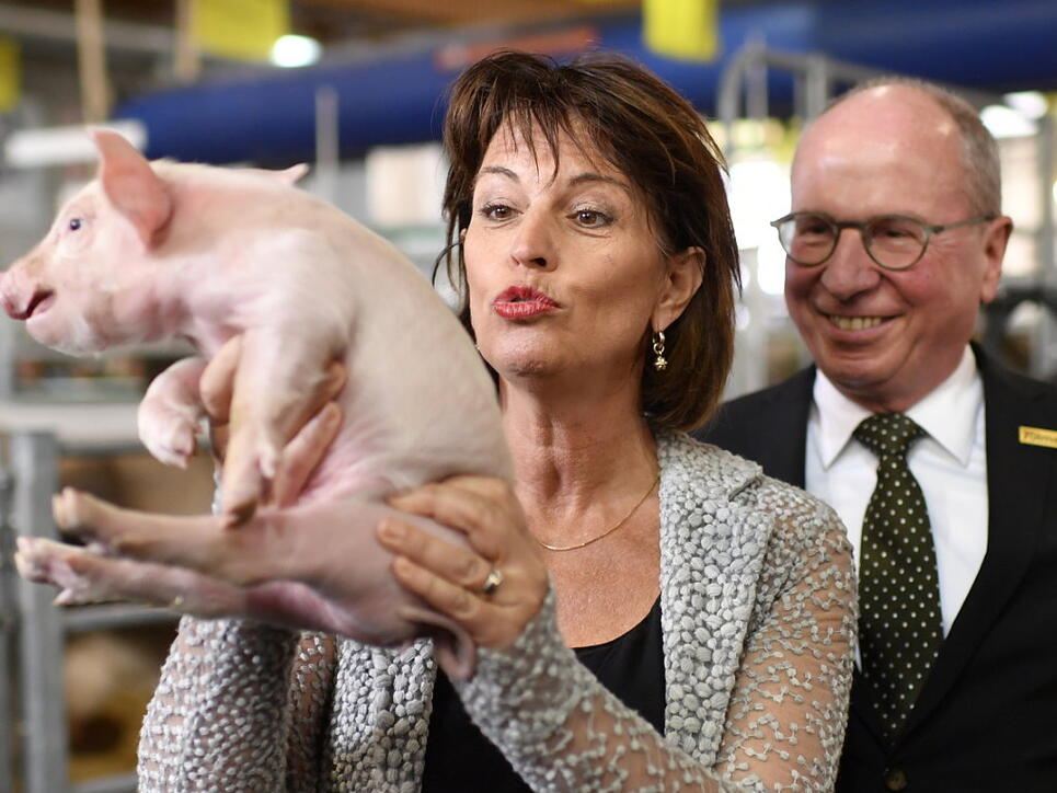 Das Säuli hatte keine Freude, dass es mit Bundespräsidentin Doris Leuthard posieren musste. Dies brachte Fredy Faessler, Regierungspräsident des Kantons St. Gallen, zum schmunzeln.
