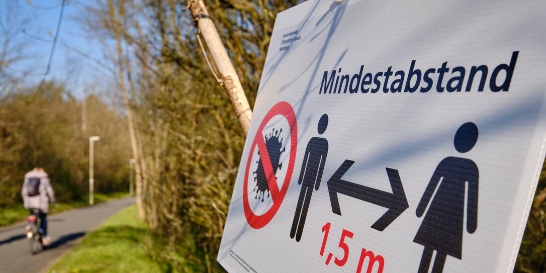 Sign telling pedestrians about 1.5m minimum distance because of the coronavirus