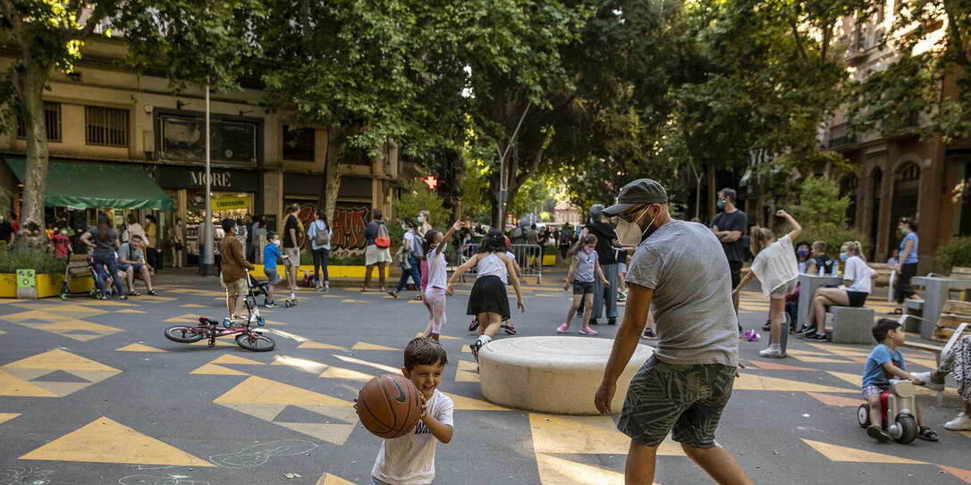 Barcelona kehrt langsam wieder zum Alltag zurück, doch das Infektionsrisiko steigt. Barcelona kehrt langsam wieder zum Alltag zurück, doch das Infektionsrisiko steigt.