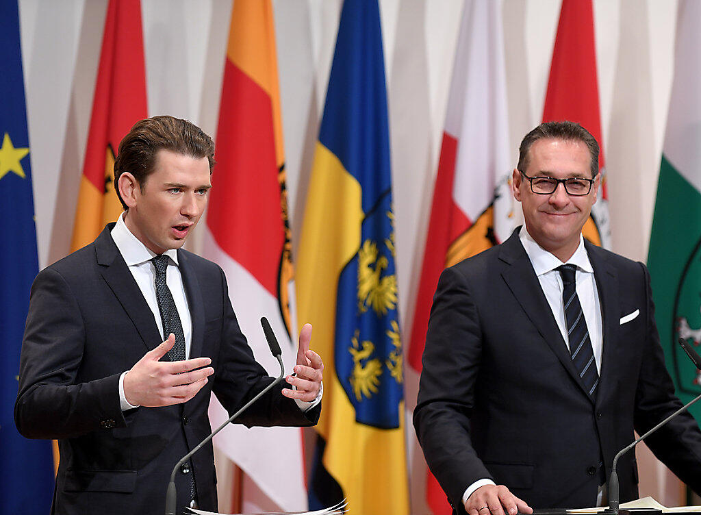 Österreichs neuer Bundeskanzler Sebastian Kurz (l) mit seinem Vize, FPÖ-Chef Heinz Christian Strache, nach der ersten Klausur