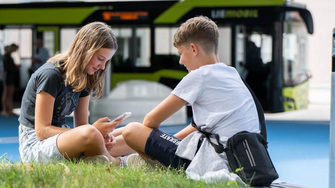 Schüler beim Busbahnhof Schaan