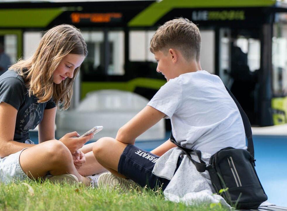Schüler beim Busbahnhof Schaan Schüler beim Busbahnhof Schaan