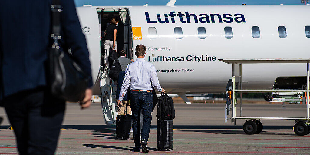 Die Lufthansa hofft, dank den Corona-Schnelltests für Passagiere wieder mehr Flugverbindungen anbieten zu können. (Archiv)