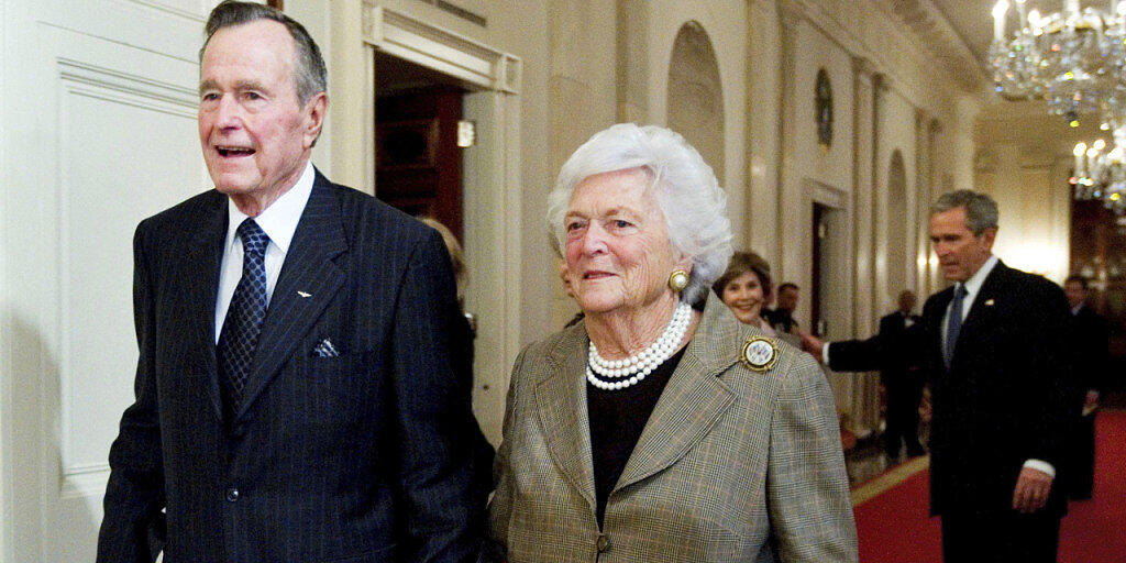 Der frühere US-Präsident George H.W. Bush und seine Frau Barbara bei einem Empfang im Weissen Haus im Jahr 2009. Im Hintergrund sein Sohn und damaliger US-Präsident George W. Bush und dessen Frau Laura.