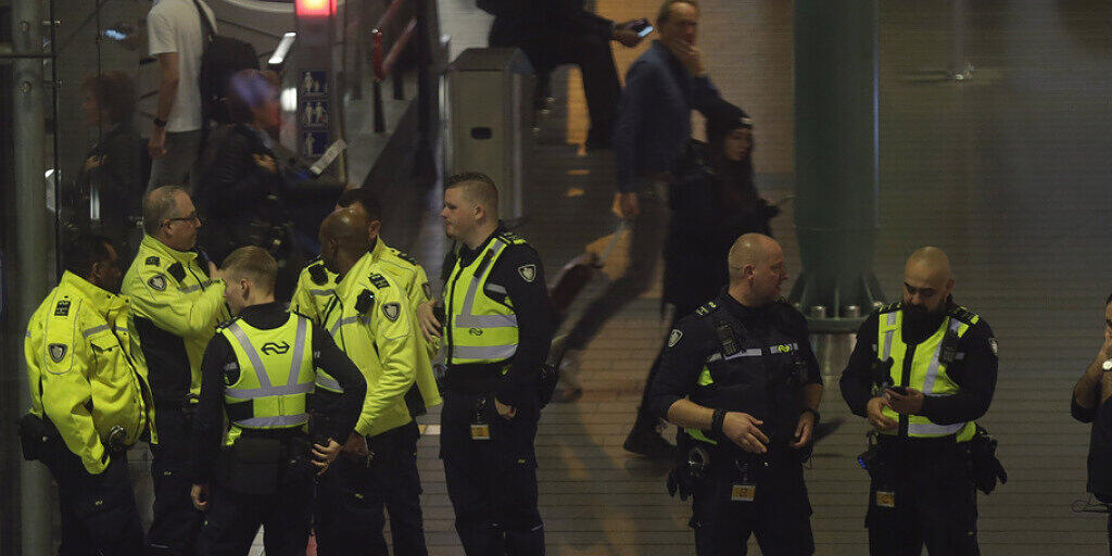 Polizisten am Mittwochabend im Einsatz am Amsterdamer Flughafen Schiphol. Polizisten am Mittwochabend im Einsatz am Amsterdamer Flughafen Schiphol.