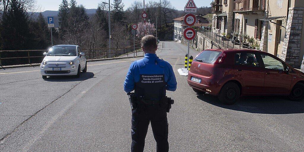 Der Verkehr an der Grenze im Tessin hat sich gegenüber dem Vormonat um über 70 Prozent reduziert.
Beamte des Grenzwachkorps am Grenzübergang San Pietro di Stabio zwischen der Schweiz und Italien. (Archiv)