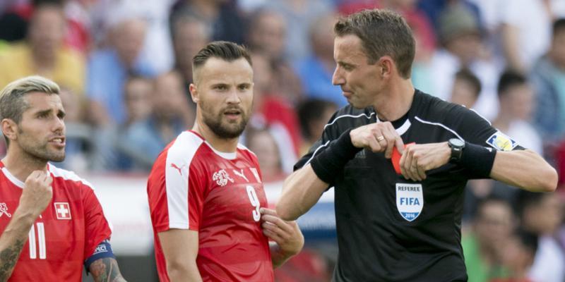 Negativer Schlusspunkt: Haris Seferovic erhält vom italienischen Schiedsrichter Paolo Silvio Mazzoleni die Rote Karte Negativer Schlusspunkt: Haris Seferovic erhält vom italienischen Schiedsrichter Paolo Silvio Mazzoleni die Rote Karte