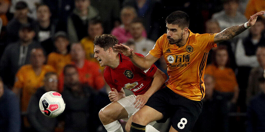 Manchester United's Daniel James (links) im Duell mit Wolverhamptons Ruben Neves